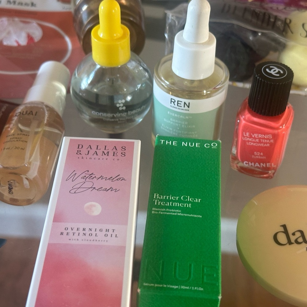 Makeup Set with Pink and Gold Accents - Picture 7 of 16